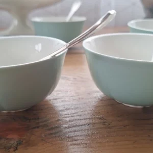 Lot de 8 tasses de thé en céladon et céramique vernissée
