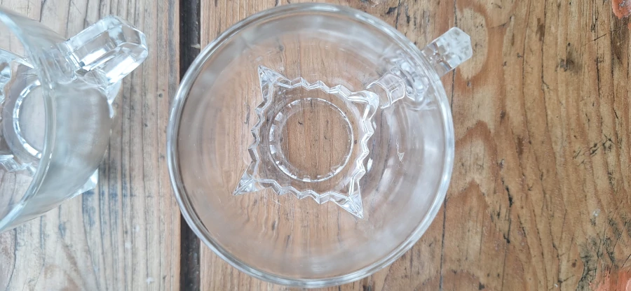 10 tasses à café en verre pressé (1950) Détails