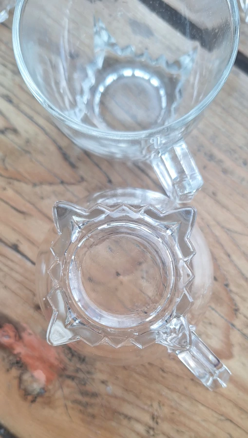 10 tasses à café en verre pressé (1950) Dos