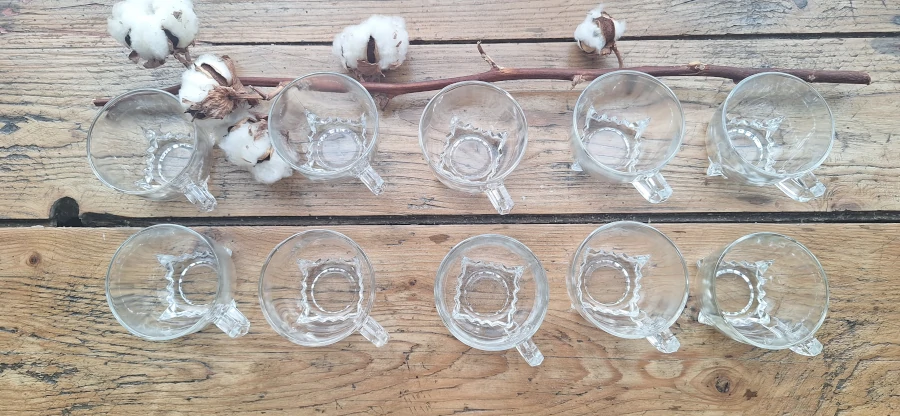 10 tasses à café en verre pressé (1950) Dessus