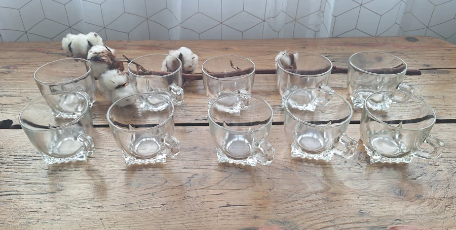 10 tasses à café en verre pressé (1950)