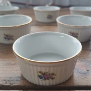 Lot de 6 ramequins anciens en porcelaine fleurie, liseré doré - vers 1900
