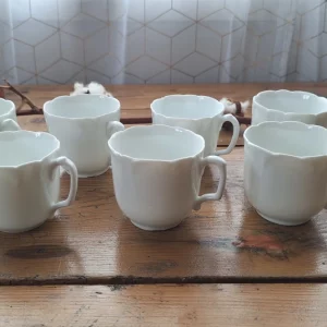 Lot de 7 tasses en porcelaine blanche (Léon Sazerat)