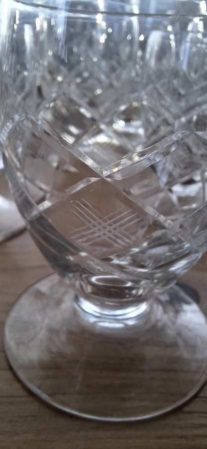 Service de verres piédouche en cristal taillé (1940-1950) Détails