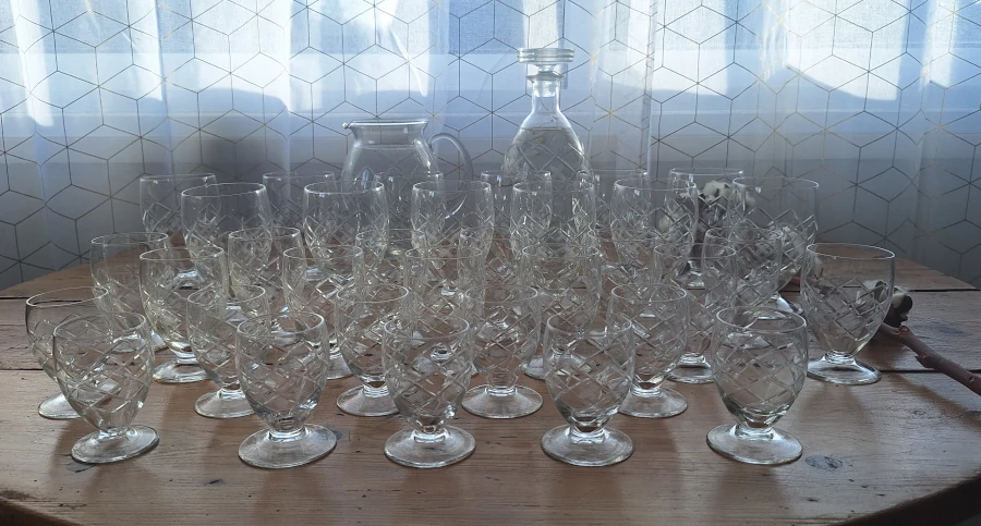 Service de verres piédouche en cristal taillé (1940-1950)