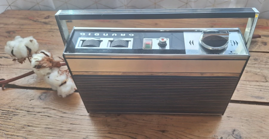 Lecteur K7 et enregistreur C 200 SL Automatic Grundig (1970) de dos