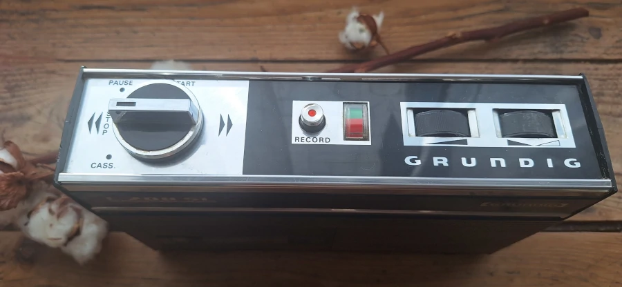 Lecteur K7 et enregistreur C 200 SL Automatic Grundig (1970) dessus