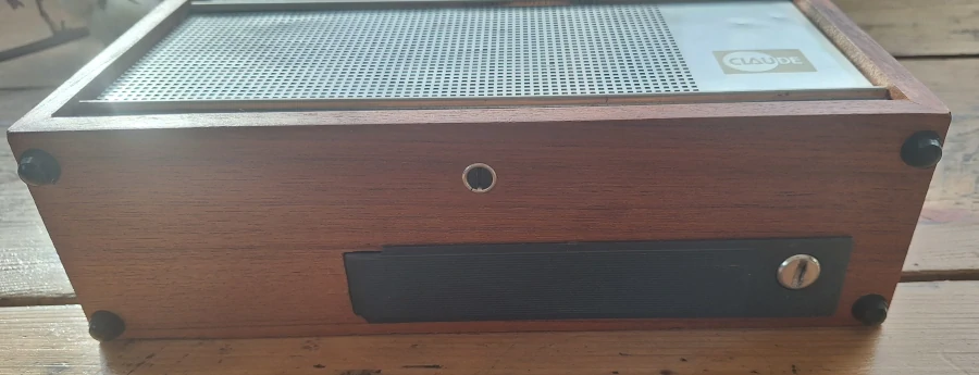 Poste radio Claude TC3 (1960) en dessous