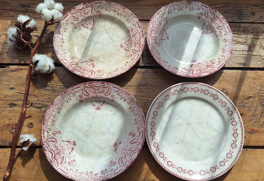 Lot de 4 assiettes anciennes en Terre de fer - Saint-Amand et Gien (modèles Floral et Athènes)