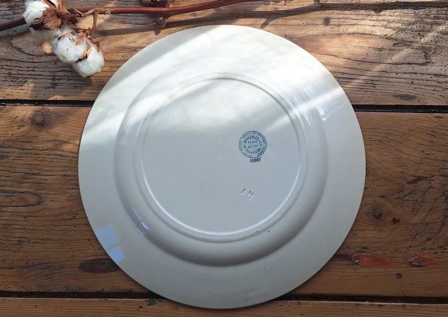 Plat rond en terre de fer - Modèle Derby (Hte Boulenger et Cie - Choisy le Roi) Dos