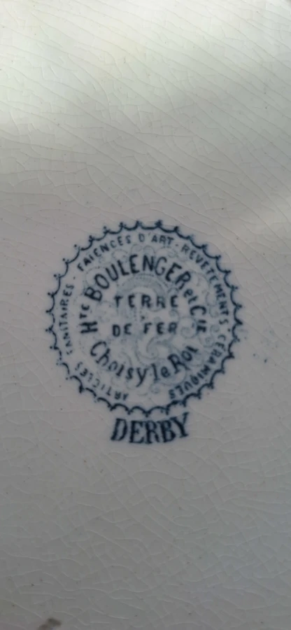 Plat rond en terre de fer - Modèle Derby (Hte Boulenger et Cie - Choisy le Roi) poincon