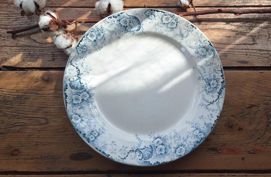 Plat rond en terre de fer - Modèle Derby (Hte Boulenger et Cie - Choisy le Roi)