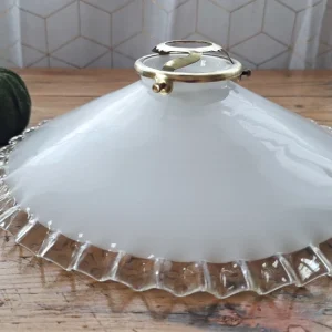 Abat-jour ancien en verre opalin blanc à bordure plissée Face