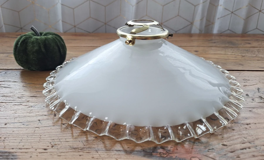 Abat-jour ancien en verre opalin blanc à bordure plissée Face