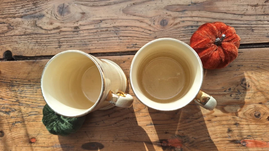 Tasses anciennes Arthur Wood Dessus