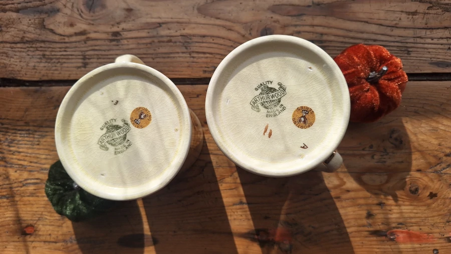 Tasses anciennes Arthur Wood Dos
